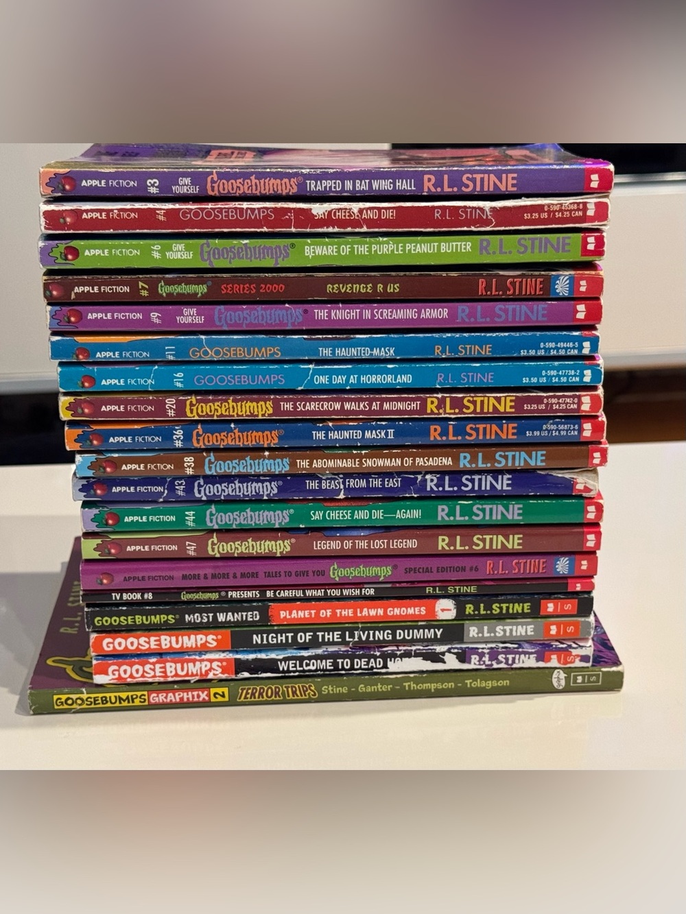 Lot of 19 Vintage 1990’s R.L. Stine Goosebumps Book Collection NO DUPES - Picture 15 of 16